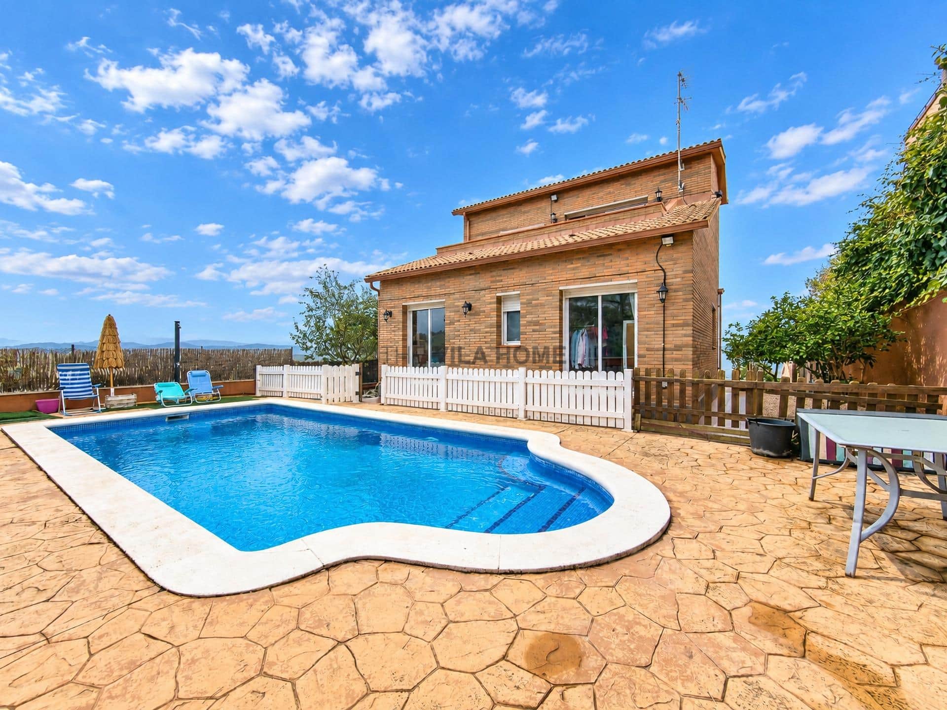 Casa de 4 habitaciones con piscina en Canyelles