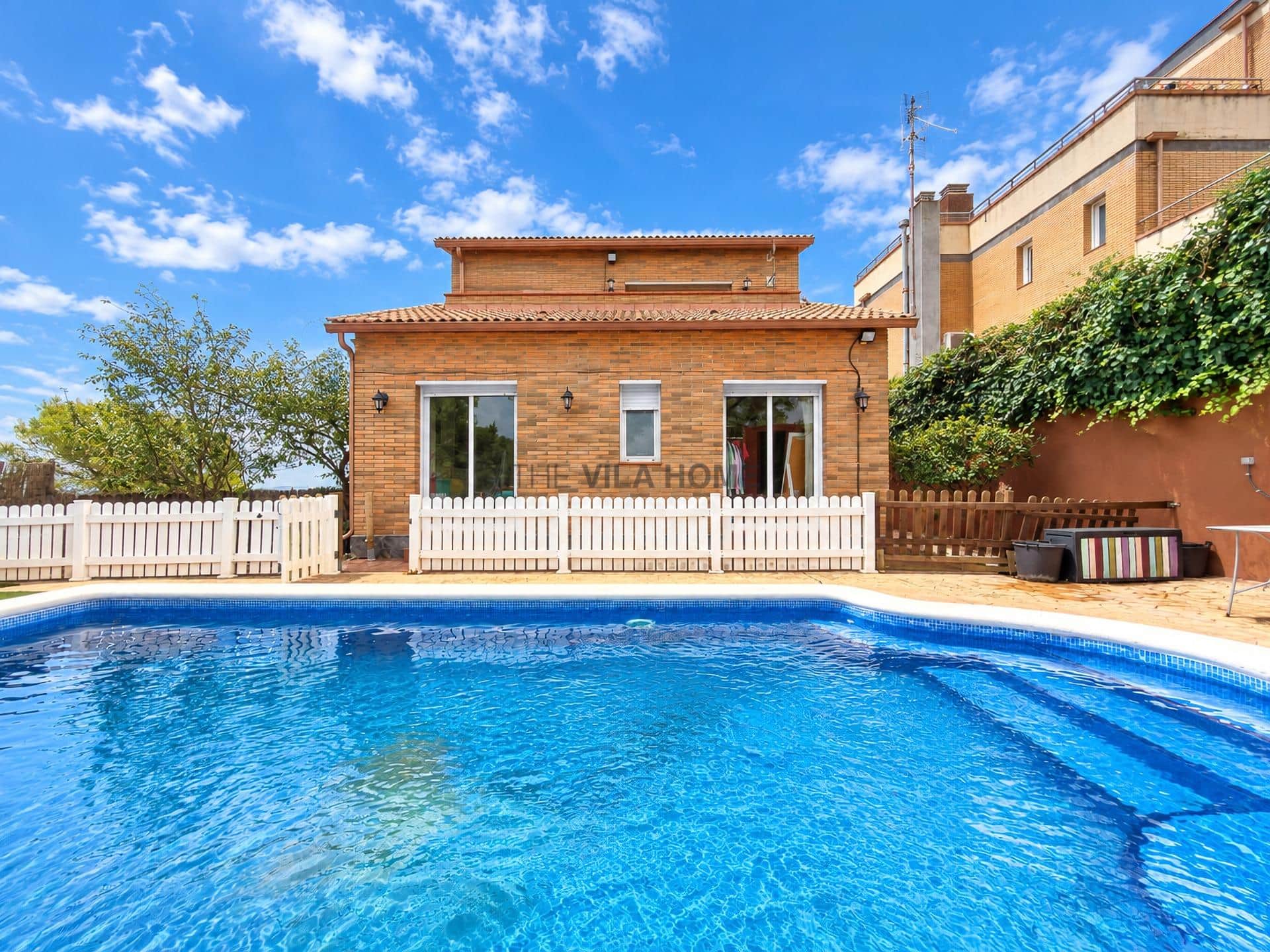 Casa de 4 habitaciones con piscina en Canyelles — foto 3