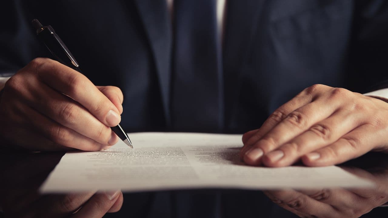 Contrato de arras firmado durante una compraventa de vivienda