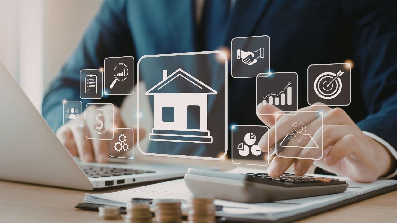 Persona comparando opciones inmobiliarias antes de vender un piso