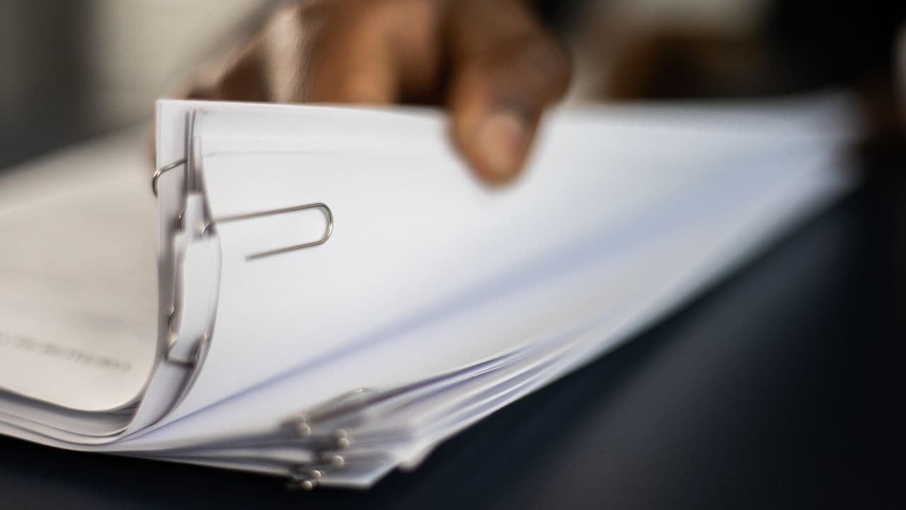 Propietario revisando documentos para vender una casa con hipoteca pendiente en Catalunya