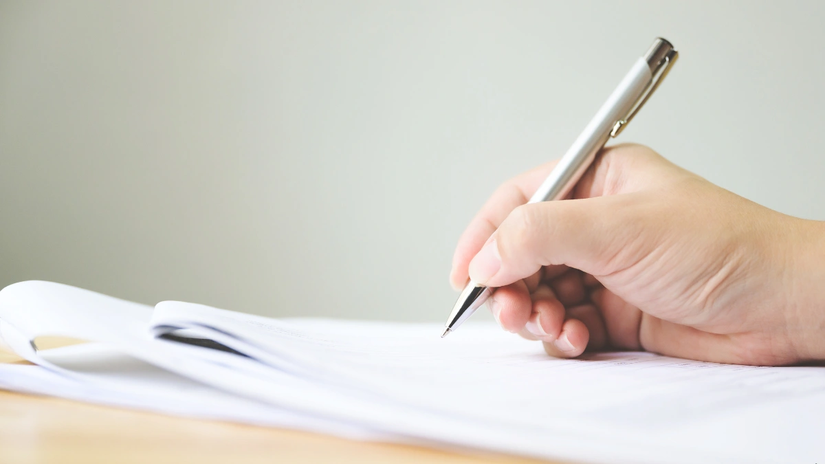 Hoja de visita inmobiliaria firmada durante una visita a una vivienda